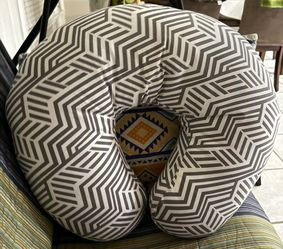 Nursing / feeding pillow with zip for changeable covers