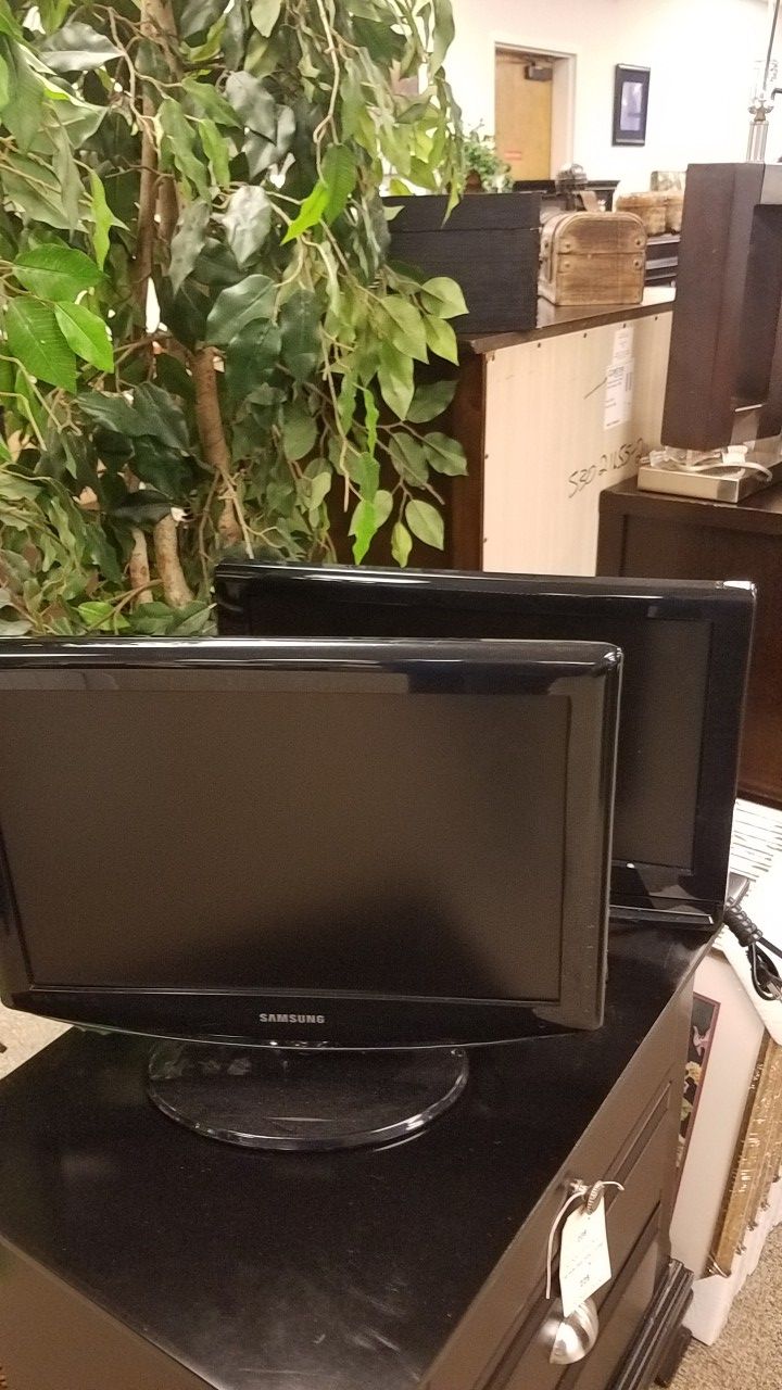 Assorted TVs up to 24" w remote