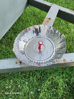 Vintage Metal Collapsible
Vegetable Steamer Strainer..