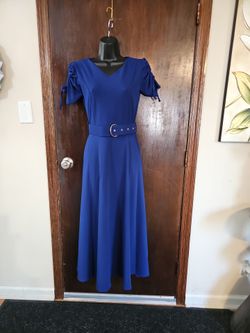beautiful royal blue A-line midi dress features a classic V-neckline,