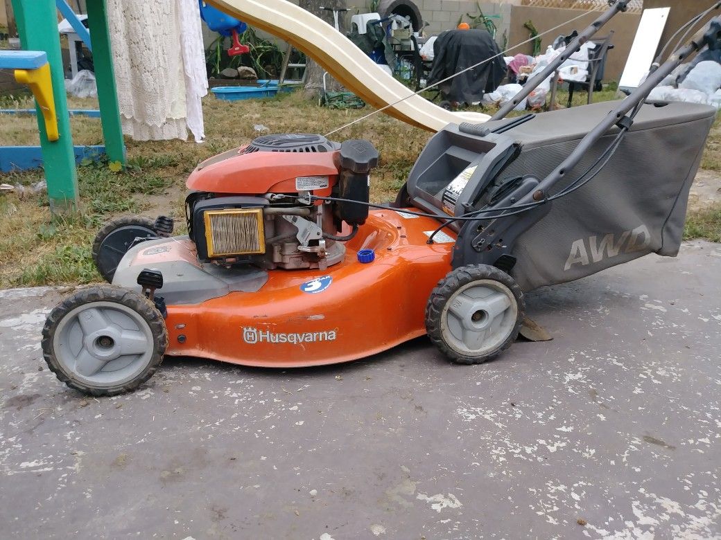 Husqvarna HU675AWD Lawn Mower