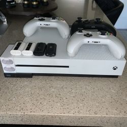 XBOX One S 1 TB Bundle - 3 Controllers 4 Batteries 2 Games