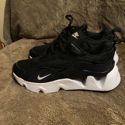 Nike Ryz 365 2 sneakers in black/white