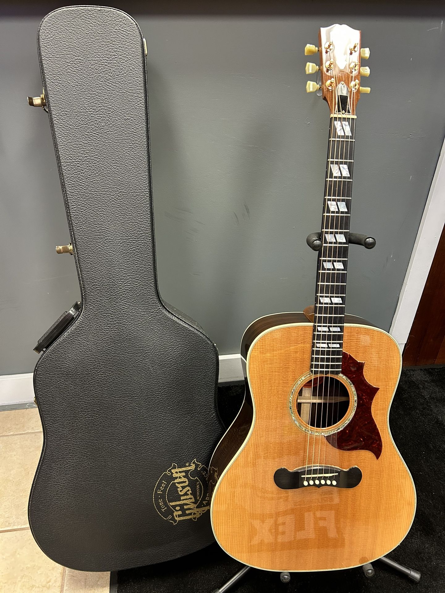 Gibson Songwriter Deluxe Acoustic Guitar W / Gibson Hard Case