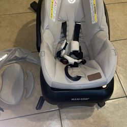 Maxi Cosi Premium Baby Car Seat, Very Clean, Comes With Accessories 