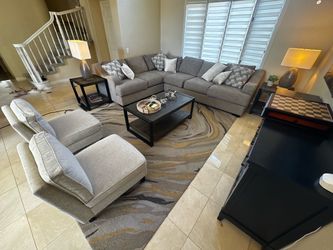Living room set Full, like new Condition,
