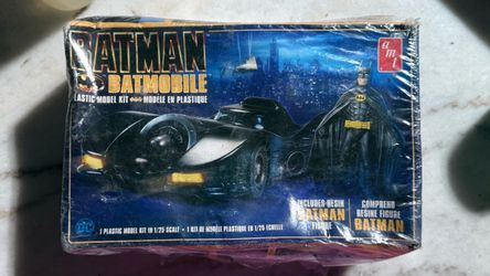 AMT Batman Batmobile 1:25 Scale Model Kit with Batman Figure – Collectible