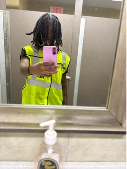 iPhone 16 pink