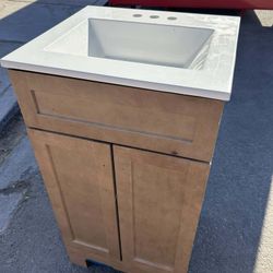 New 18 In Vanity In Good Condition 