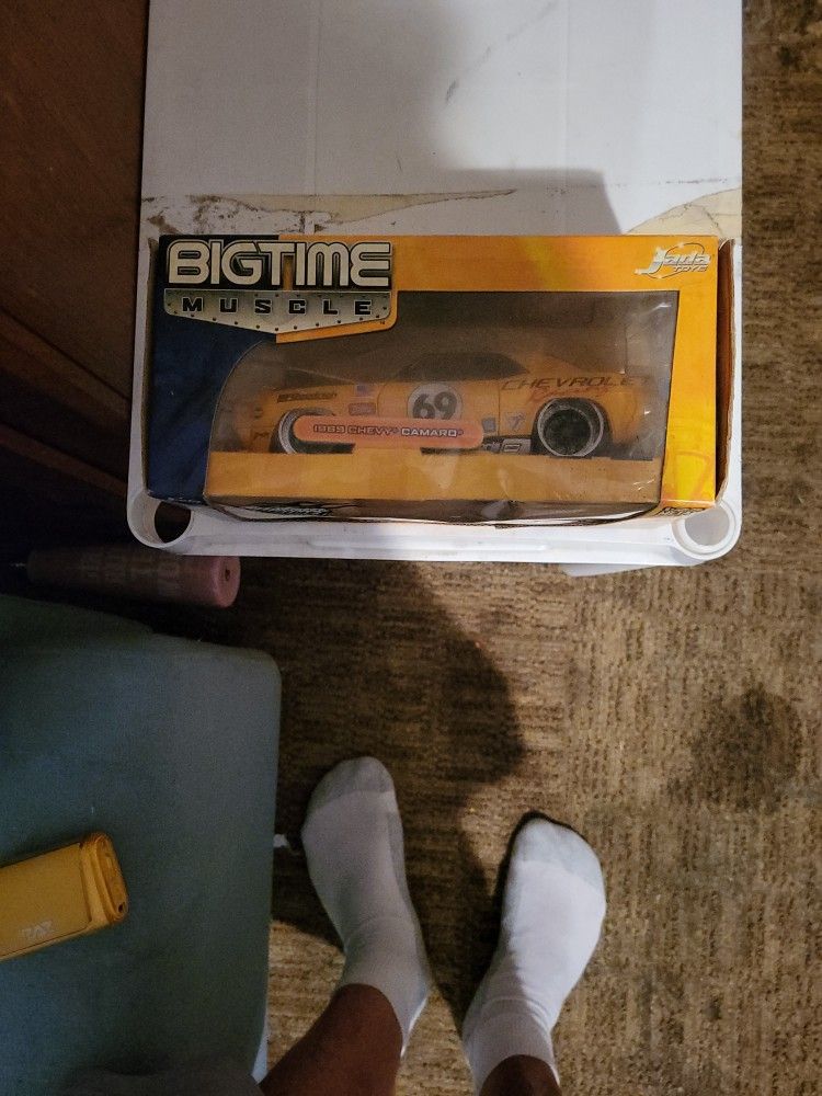 BIGTIME MUSCLE 1969 CHEVY CAMARO 1:24 Die Cast Metal