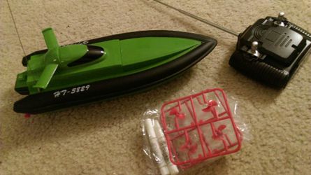 Remote control racing boat
