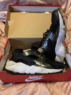 Nike Huarache Run SE sneakers in a black, white, and glittery Gold