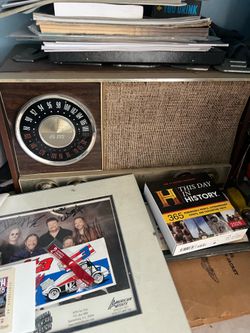 two vintage am fm tube radios works!