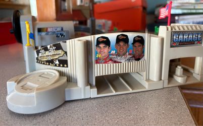 Vintage 1999 Nascar Micro Machines Raceway Playset Winners Circle