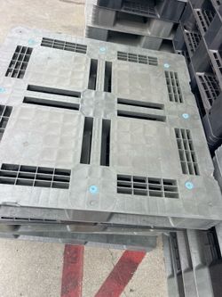 43x43x6 Heavy Duty Plastic Pallets (Good Condition)