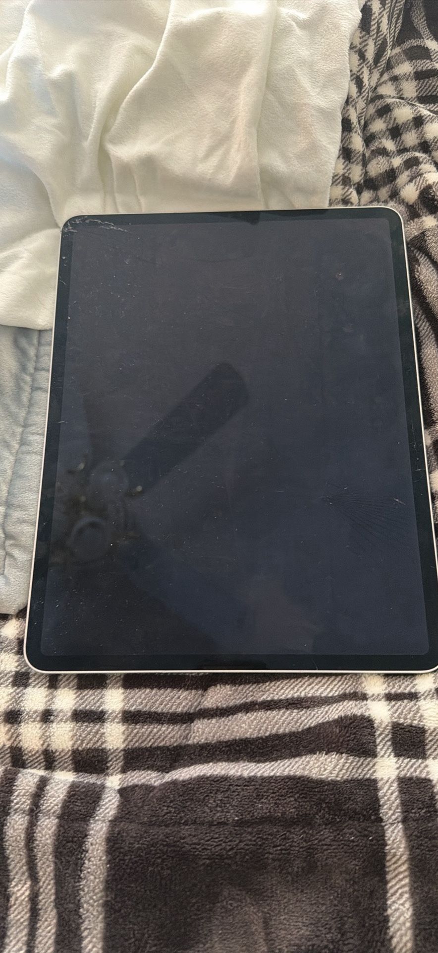 12.9 iPad Pro (cracked) - Battery Tested At Apple