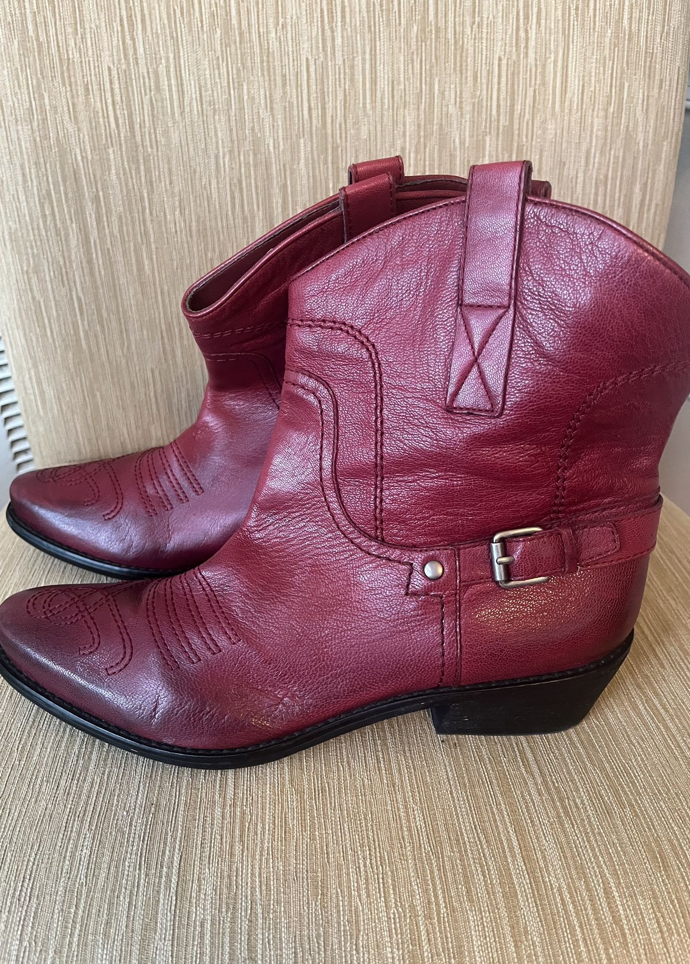RED LEATHER BOOTS. SIZE 10