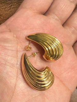 18k Gold Tear Drop Earrings