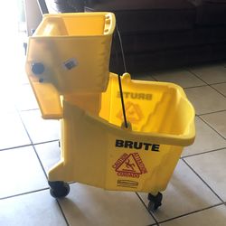 Rubbermaid Comercial mop bucket and ringer