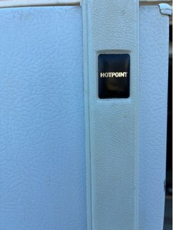Hotpoint Refrigerator- blows cold ❄️