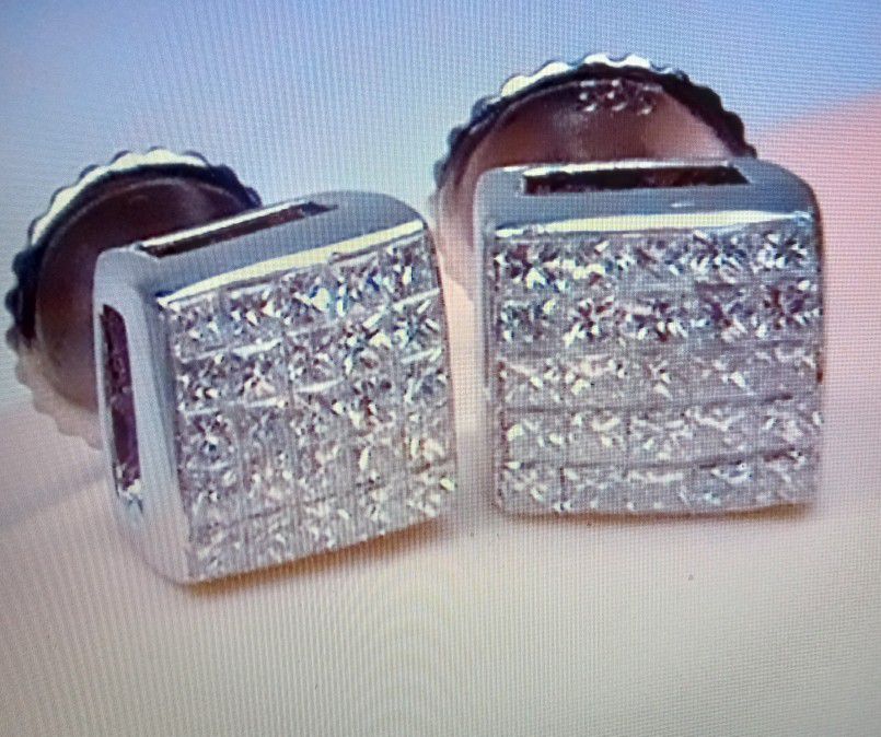 1.0 Diamond Earrings. Very Beautiful  18k Gold