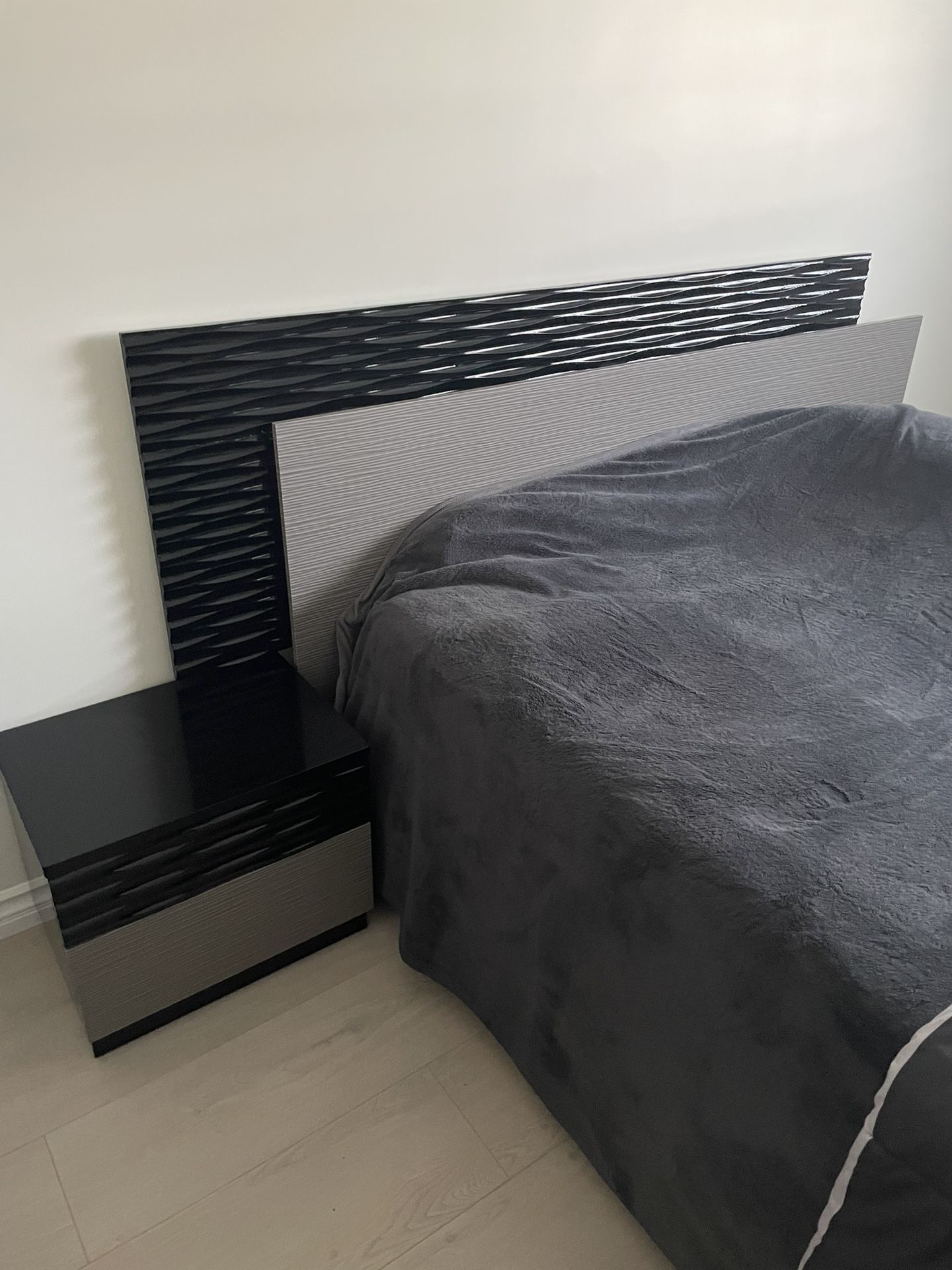 Bedroom Set 4 Piece Queen Bed Nightstand Dresser Mirror (NO MATTRESS)