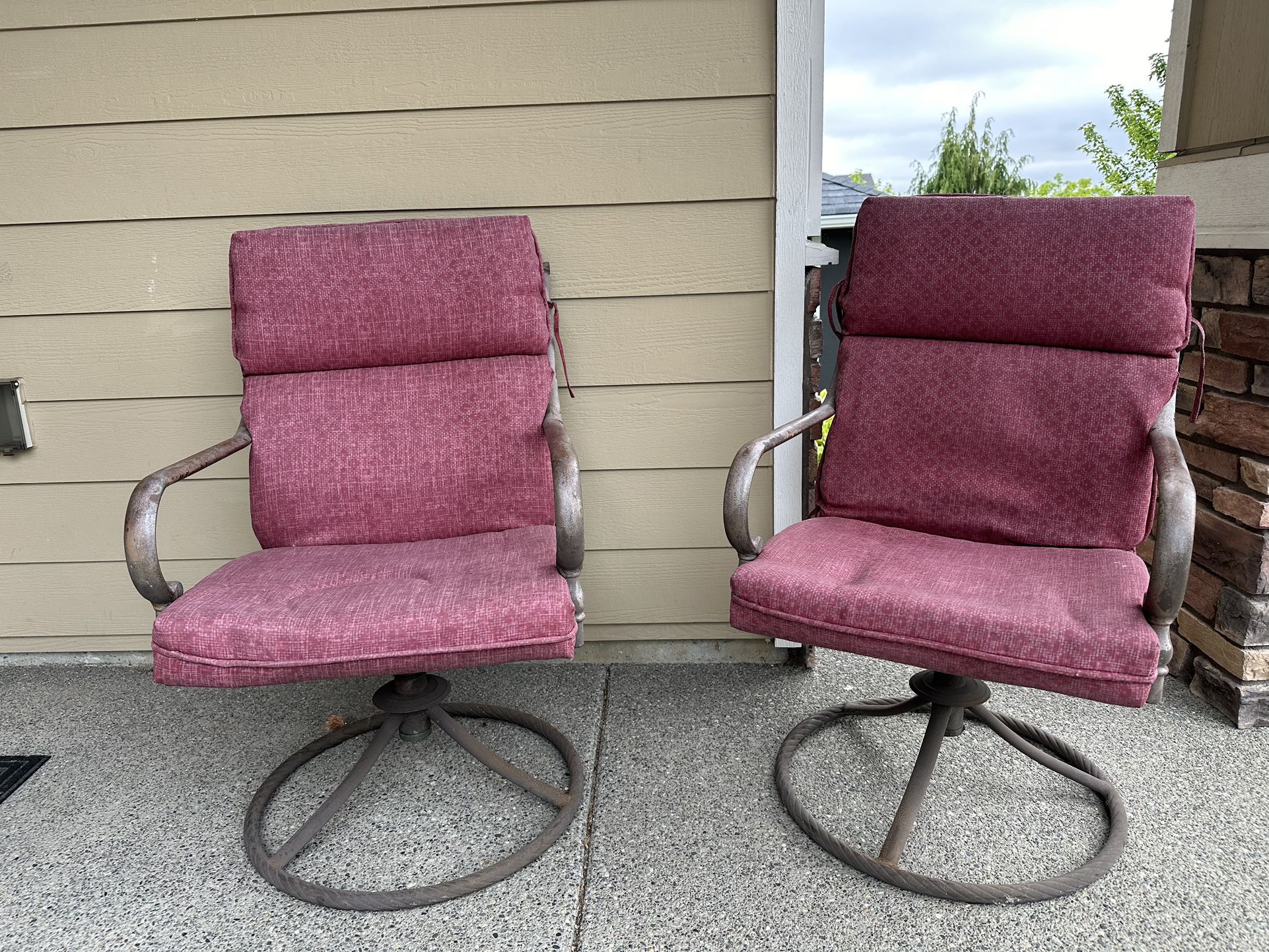 Pending Pick Up: Free Patio Chairs