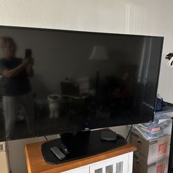 55 Inches Smart tv And $75 Slide On Stand  /Roku Tv 