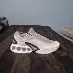 Brand New And Original Women Nike Air Max's DN Sneakers Sizes 8.5 