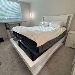 $1,849 ROOMS TO GO 7-Pc Smart Bedroom - Serta Motion VI Base - ($6k RETAIL)  