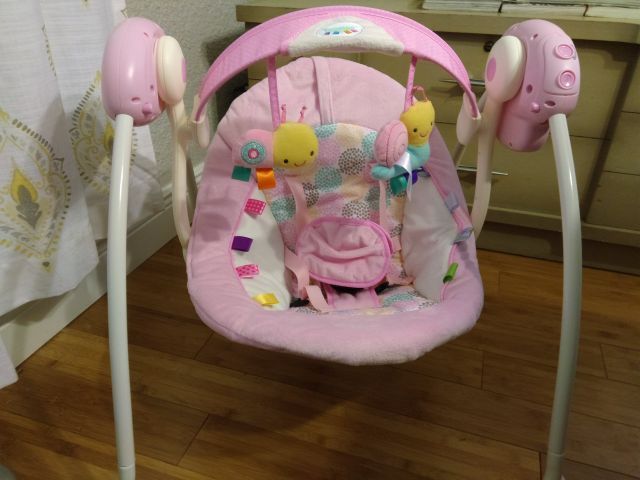 Baby girls swing, with batteries, variable speed, folds flat