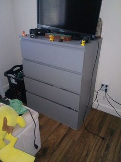 *MOVING SALE* Gray 4-Drawer Dresser