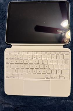 💎 Apple iPad 10th Gen + Apple Keyboard Case – Like New – $400 (Bundle Deal!)
