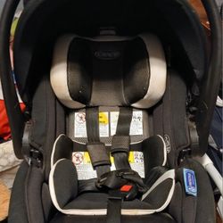 Black Graco Snug Fit Car Seat