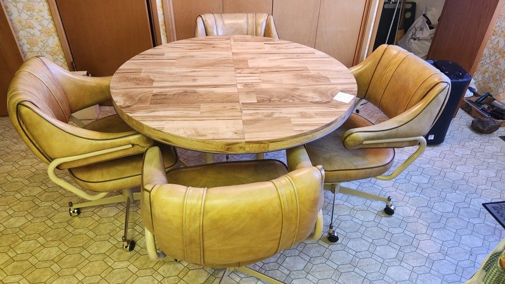 VINTAGE TABLE, 4 CHAIRS & 1 LEAF