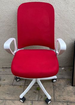 Red/white desk chair