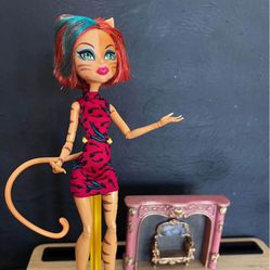 MONSTER  HIGH DOLLS  - $18 EACH - SCROLL LEFT TO SEE ALL DOLLS