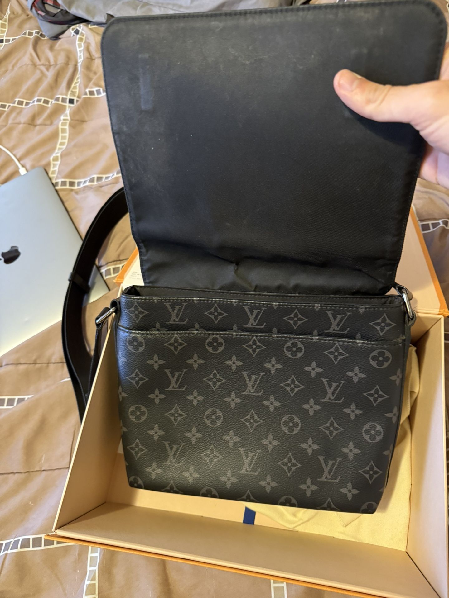 LV MESSENGER BAG