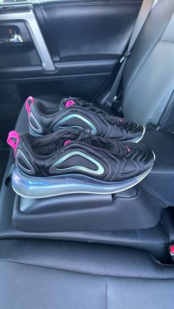 Womens size 8.5 Nike Air Max 720 Sneakers