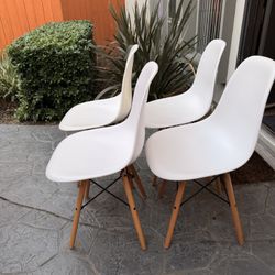 4 White Chairs 