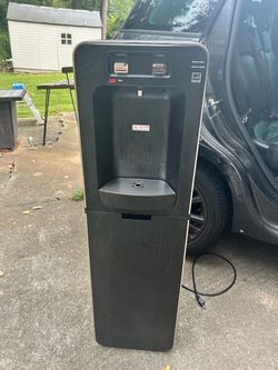 Bottom load water dispenser