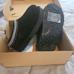 Black "Grade School UGGS