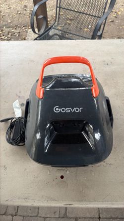 Pool cleaning robot
