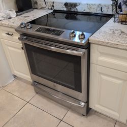 Slide-In GE Electric 5 Burner Convection Range