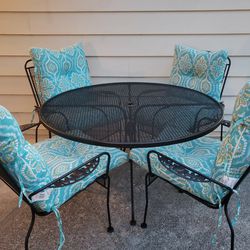 Vintage Wrought Iron W/Cushions 