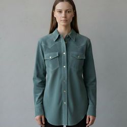 GORGEOUS LAUREN RALPH LAUREN PETITE SUEDE LEATHER TOP 🤎 SIZE M
SOFT, CHIC & IN GREAT CONDITION ✨ PERFECT FOR ANY STYLE 🍂
#LAURENRALPHLAUREN #SUEDE #