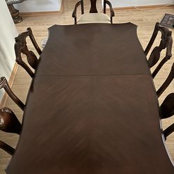Excellent Condition Solid Wood Dining Room Table 