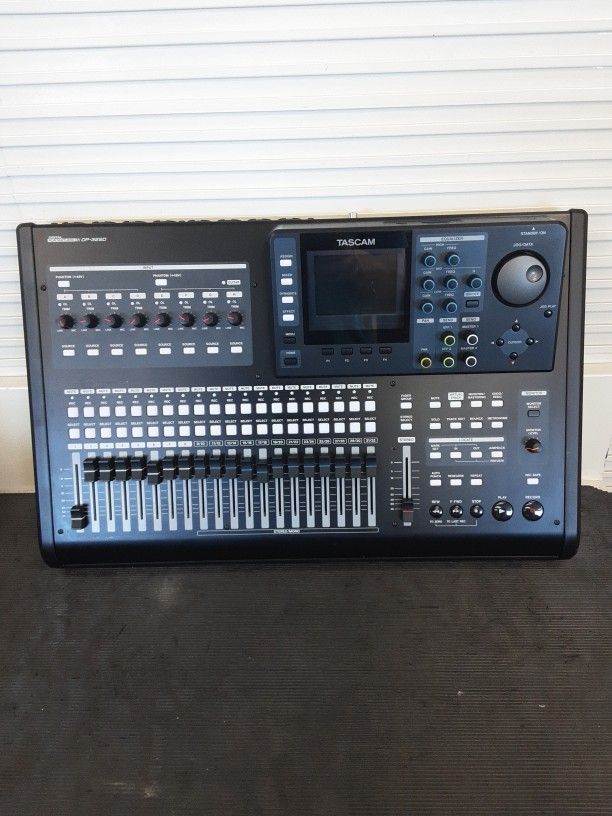 通電確認済み　TASCAM DP-32SD デジタルミキサー 通電確認済み TASCAM DP-32SD デジタルミキサー 通電確認済み TASCAM