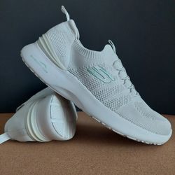 Skechers Women’s Size 8.5 – Comfortable & Lightweight