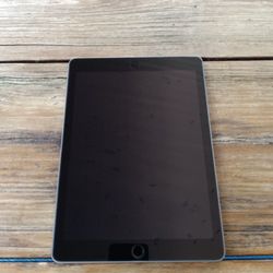 9.7" iPad 6th Gen (WiFi) / 32GB / MR7F2LL/A

Hi